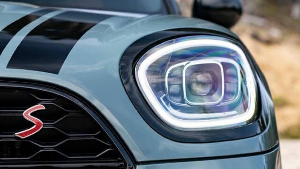 Đầu xe đổi mới, khác biệt với lưới tản nhiệt mới viền crôm nguyên khối kèm chữ "S" màu đỏ