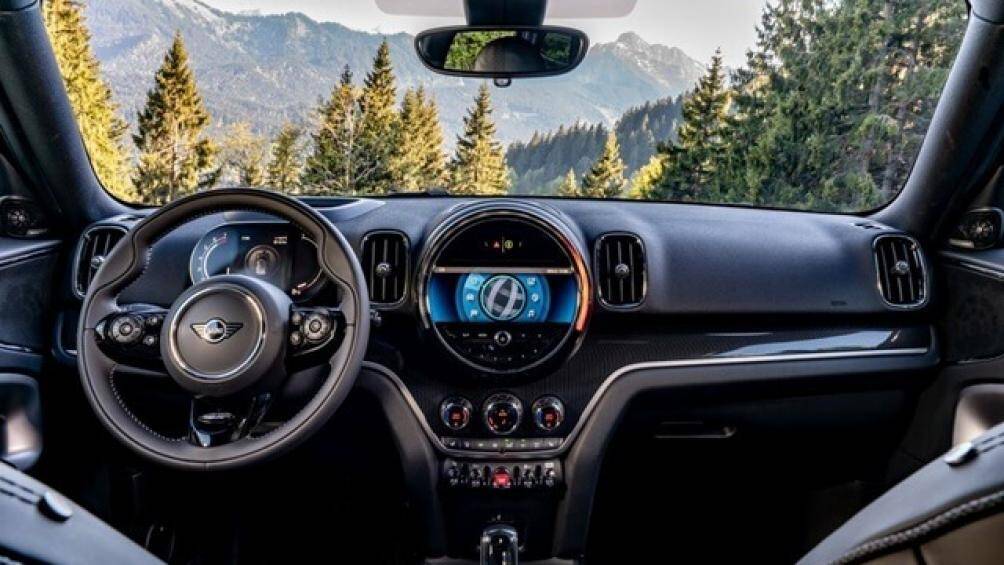 Khoang lái cũng có bảng đồng hồ kỹ thuật số 5 inch hoàn toàn mới