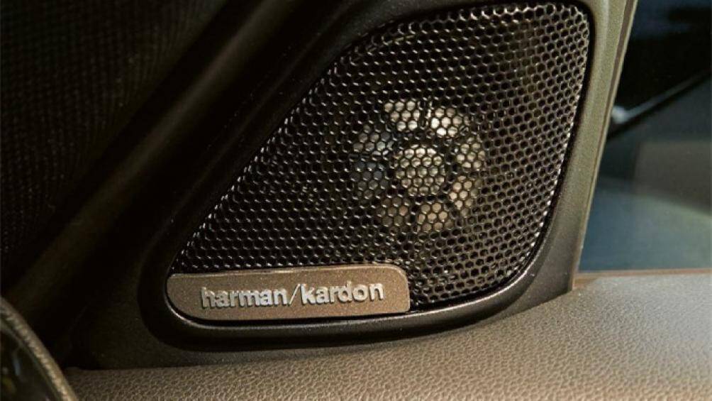 Hệ thống âm thanh Harman Kardon. Hệ thống định vị tiện dụng. Kết nối Apple CarPlay không dây