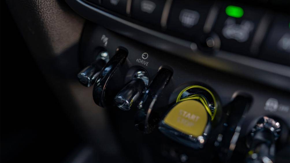 Xe trang bị động cơ xăng 4 xy lanh 2.0L, cho công suất tối đa 192 mã lực