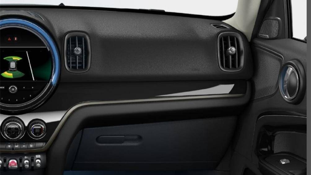 Bảng điều khiển trang trí màu đen Piano. Ghế chỉnh điện, nhớ vị trí ghế lái, bọc da cao cấp. Các tấm ốp nội thất sang trọng