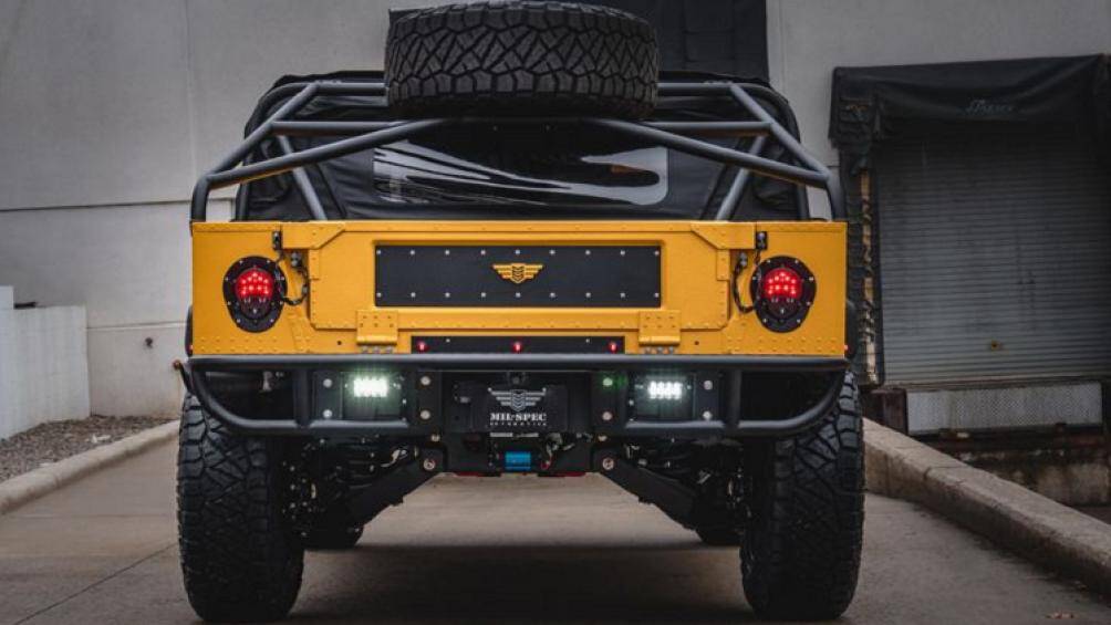Để đảm bảo khả năng vận hành, Mil-Spec đã bổ sung hệ thống treo xe đua hành trình dài Rod Hall, phanh 6 pít-tông và bộ vi sai khóa khí nén