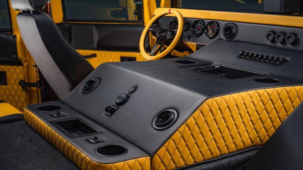 Tông vàng đen được sử dụng cho không gian bên trong xe