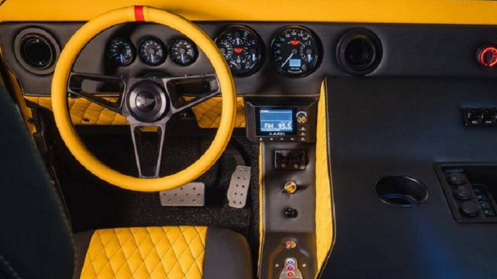 Ở bảng điều khiển này có bộ chọn số, đèn báo số và phanh đỗ điện tử. Tấm che nắng tùy chỉnh và vô lăng gia công đặc biệt