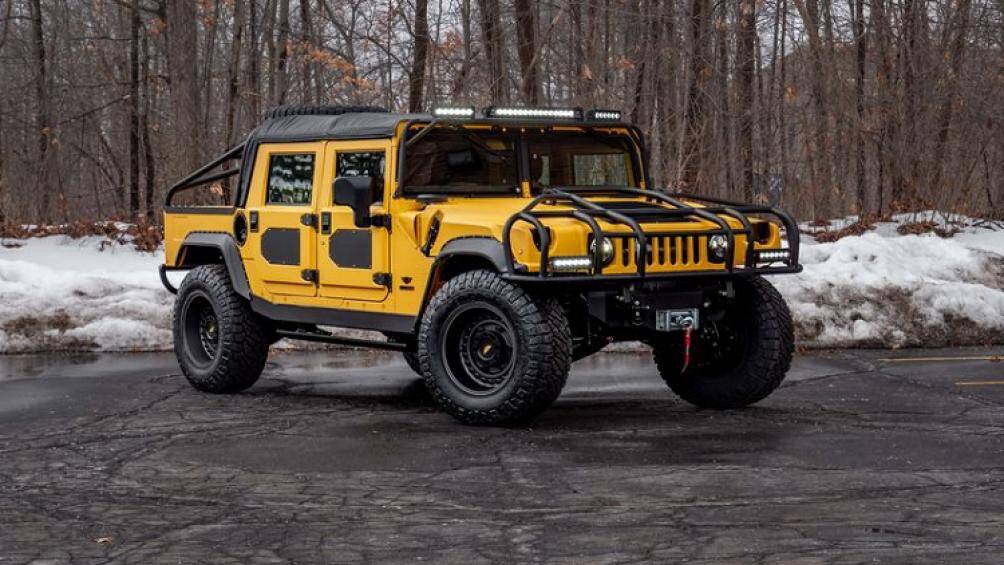 Xe có ngoại thất màu vàng tươi lấy cảm hứng từ màu vàng Competition Yellow của Hummer H1 nguyên bản