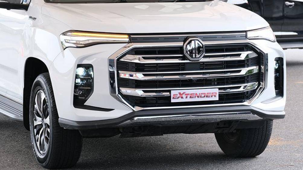 Mặt trước của xe hoàn toàn mới với lưới tản nhiệt mạ crôm hình lục giác cỡ lớn, gồm các thanh ngang bản to và huy hiệu MG gắn ở giữa