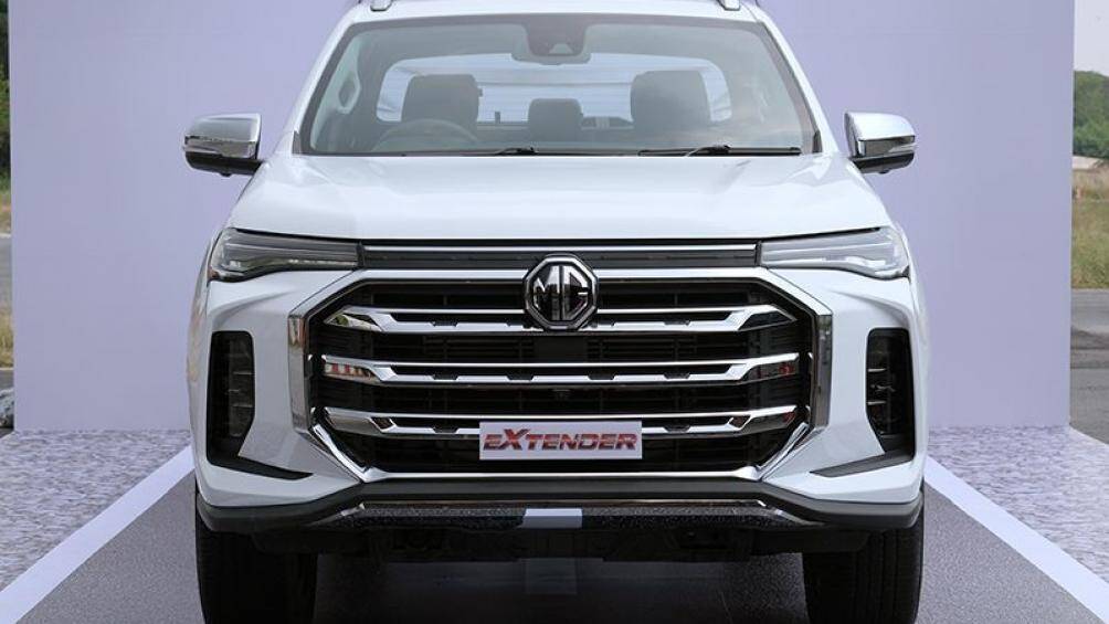 Ngoài ra, Extender mới cũng có đèn pha thiết kế kiểu tách rời với cụm đèn báo rẽ, đèn chạy ban ngày trông khá mảnh mai ở phía trên