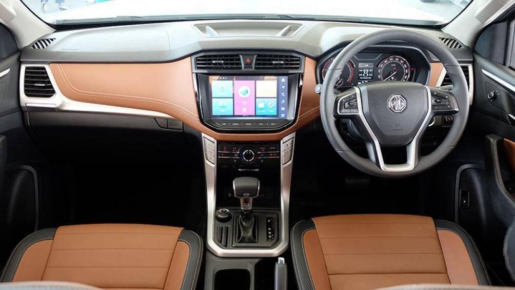 Ở bên trong, xe được trang bị các ghế bọc da màu nâu mới với nhiều chi tiết trang trí giả sợi carbon. Màn hình cảm ứng thông tin giải trí 10 inch với nhiều tiện ích