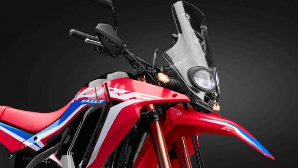 Vị trí ngồi được chỉnh sửa, thanh tay lái được đặt lại giúp cho lái xe ngồi thẳng hơn một chút và giảm độ rung