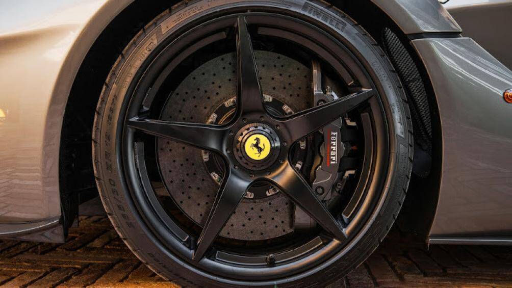 Đi kèm với màu ngoại thất hướng tối chính là bộ mâm 5 chấu đơn có kích thước 20 inch được hoàn thiện với màu sơn đen bóng