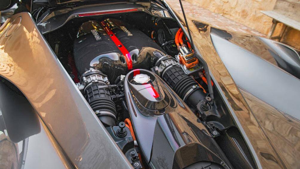 Khối động cơ V12 6.3 lít kết hợp với động cơ điện và hệ thống KERS hybrid trên xe F1 của hãng Ferrari cho công suất 950 mã lực