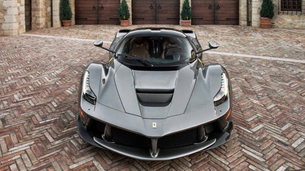 Chiếc LaFerrari này mang trên mình màu sơn xám sẫm theo phong cách những năm 60 mang tên Extracampionario