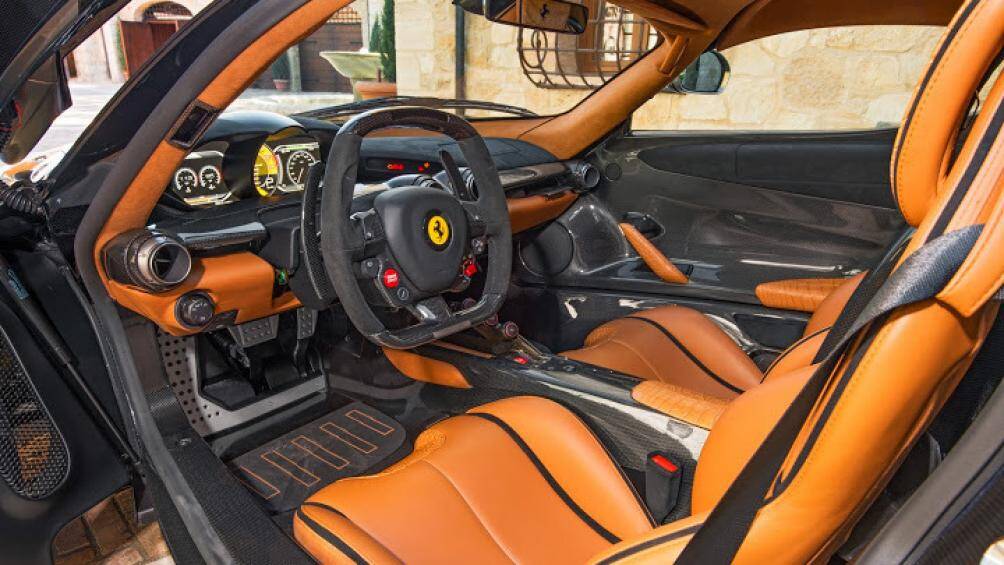 Điểm đặc biệt nhất của chiếc xe này chính là khoang nội thất được bọc với tông màu da bò chủ đạo