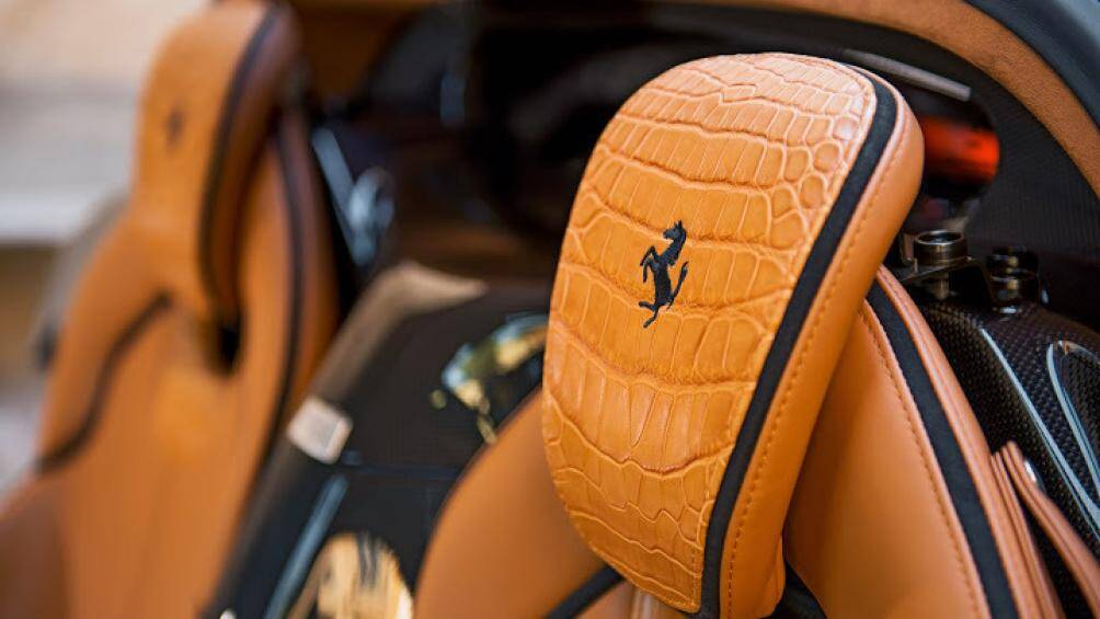 Điểm đặc biệt nhất là phần tựa ghế, phần ghế ngồi hay bảng điều khiển trung tâm của xe đều được bọc chất liệu da cá sấu