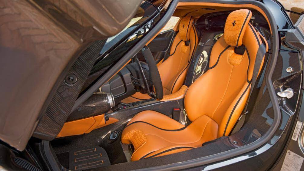 Trần xe được bọc da Alcantara màu da bò đầy sang trọng