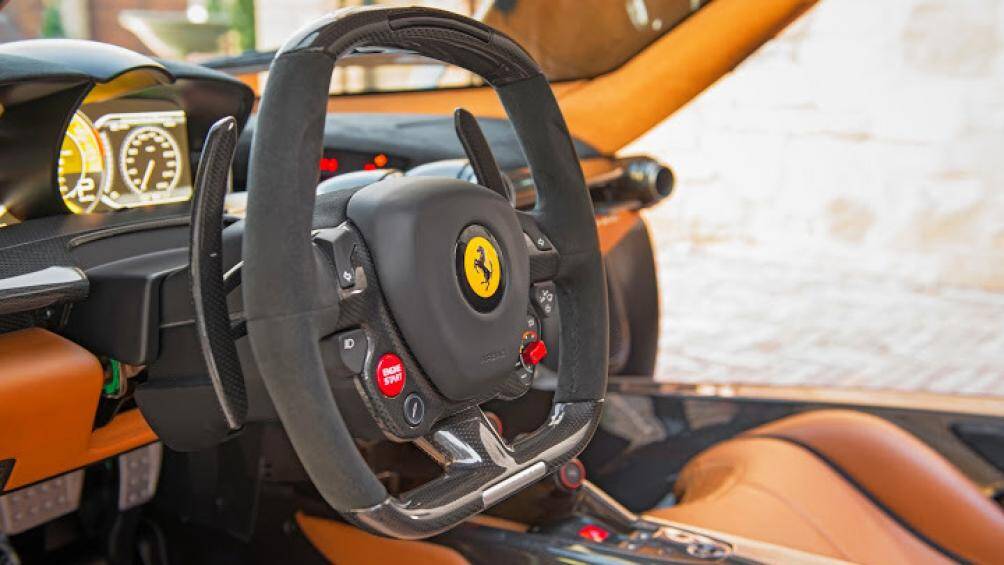 Nội thất xe được bọc chủ đạo với chất liệu da thuộc bọc hết các ghế ngồi, bảng điều khiển của xe