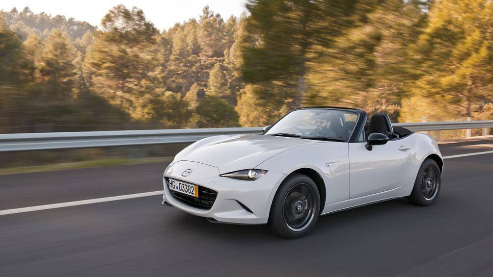5. Mazda MX-5 Miata (trọng lượng: 1.103 kg)