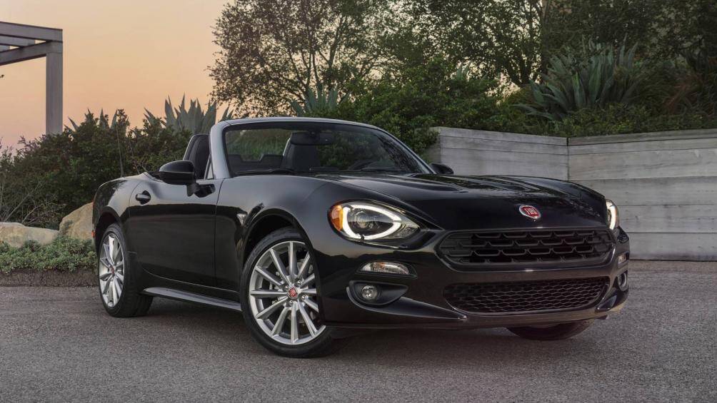 6. Fiat 124 Spider (trọng lượng: 1.105 kg)