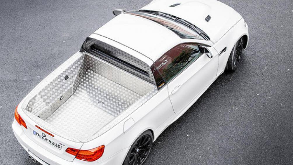 Xe được chế tạo bằng cách gọt khung thân phía sau để tạo thành bồn chứa đồ