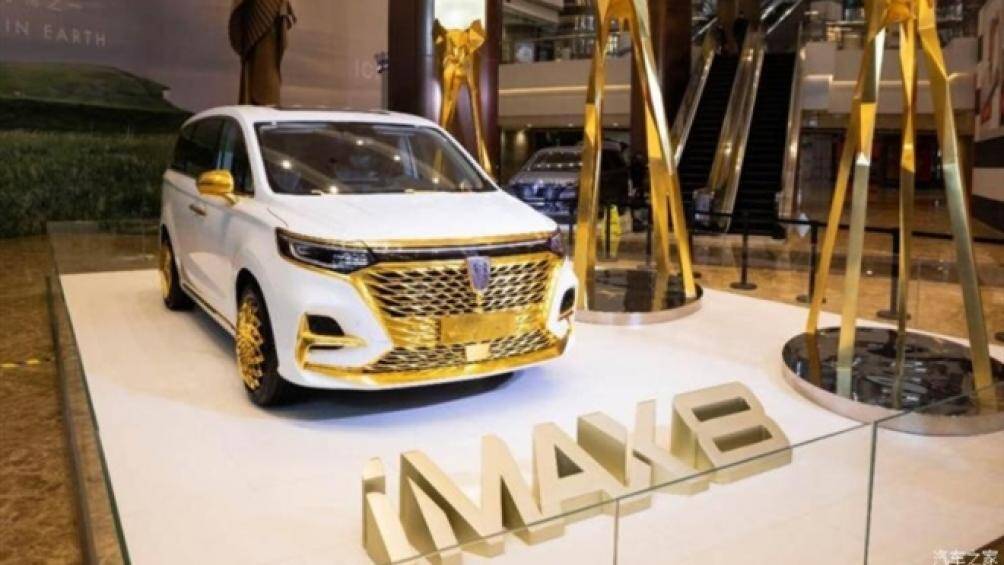 Nhờ đó, chiếc Roewe iMax8 400TGI 2021 mạ vàng xuất hiện tại Quảng trưởng Chính Đại ở Thượng Hải (Trung Quốc) ngay lập tức thu hút sự chú ý