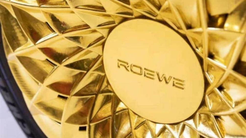 Mọi chi tiết bằng crôm trên xe đều được mạ vàng, từ lưới tản nhiệt, giá giữ biển số, bộ la-zăng, tay nắm cửa, gương chiếu hậu cho tới tên xe