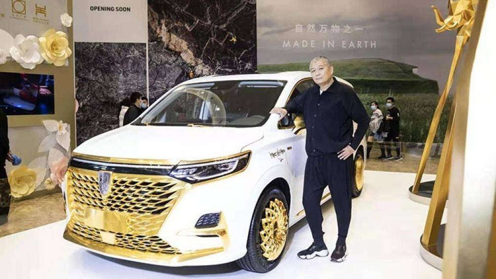 Mới đây, hãng xe Trung Quốc SAIC đã nhờ đến sự giúp đỡ của nghệ sĩ khắc vàng nổi tiếng Vương Khai Phương để giúp mẫu xe này nổi bật hơn