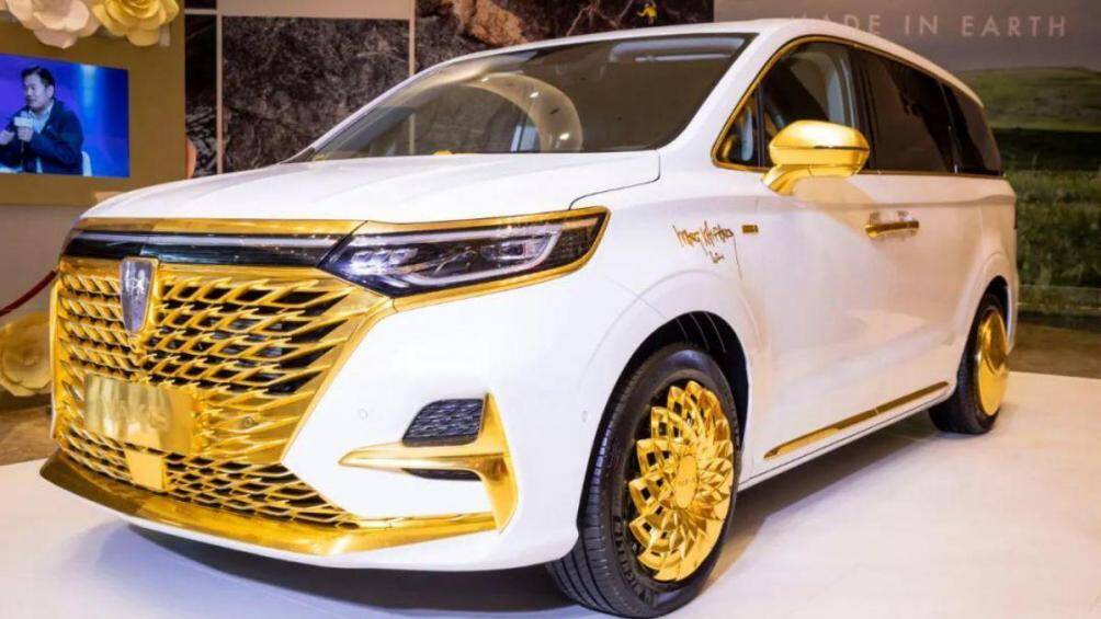 Riêng huy hiệu Roewe ở trước xe lại được giữ nguyên bản crom tạo độ tương phản so với toàn bộ lưới tản nhiệt mạ vàng xung quanh