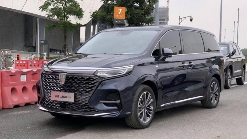 Dù là mẫu MPV cỡ lớn và được trang bị khá hiện đại nhưng Roewe iMax8 có giá chỉ từ 188.800 - 253.800 Nhân dân tệ (655 - 880 triệu đồng)