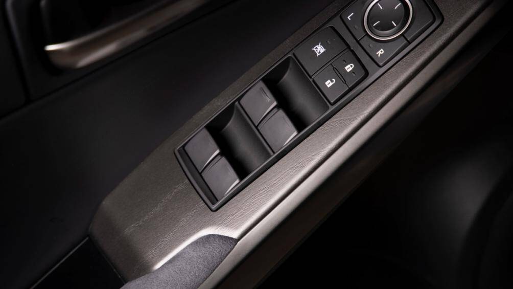 Những nhà thiết kế cũng bổ sung một vài nhãn được đánh số riêng và một vô lăng da có sưởi cùng với trang trí bằng gỗ màu tro bạc độc đáo