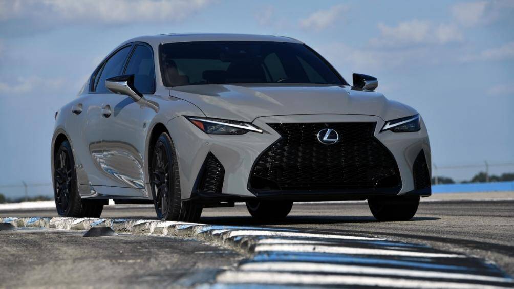 Ngoài ra cũng có những nâng cấp về mặt chức năng bao gồm: hệ thống treo biến thiên thích ứng, vi sai trượt giới hạn và hệ thống phanh