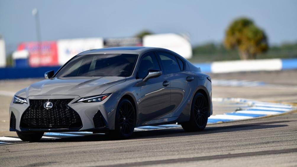 Bên cạnh động cơ V8 mạnh mẽ, chiếc IS 500 có phần mặt trước hầm hố và mui xe được dập nổi