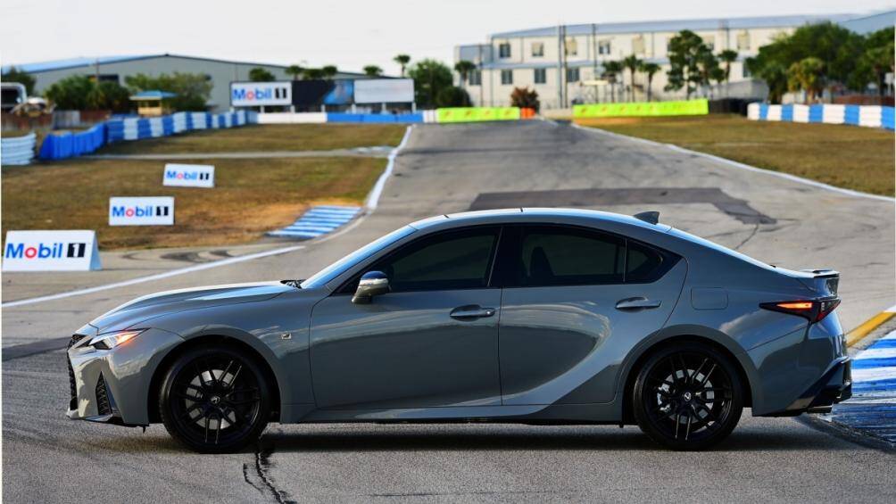 Phiên bản này dành riêng cho thị trường Bắc Mỹ. Xe được trang bị ngoại thất Incognito với mâm hợp kim đúc màu đen nhám kích thước 19 inch