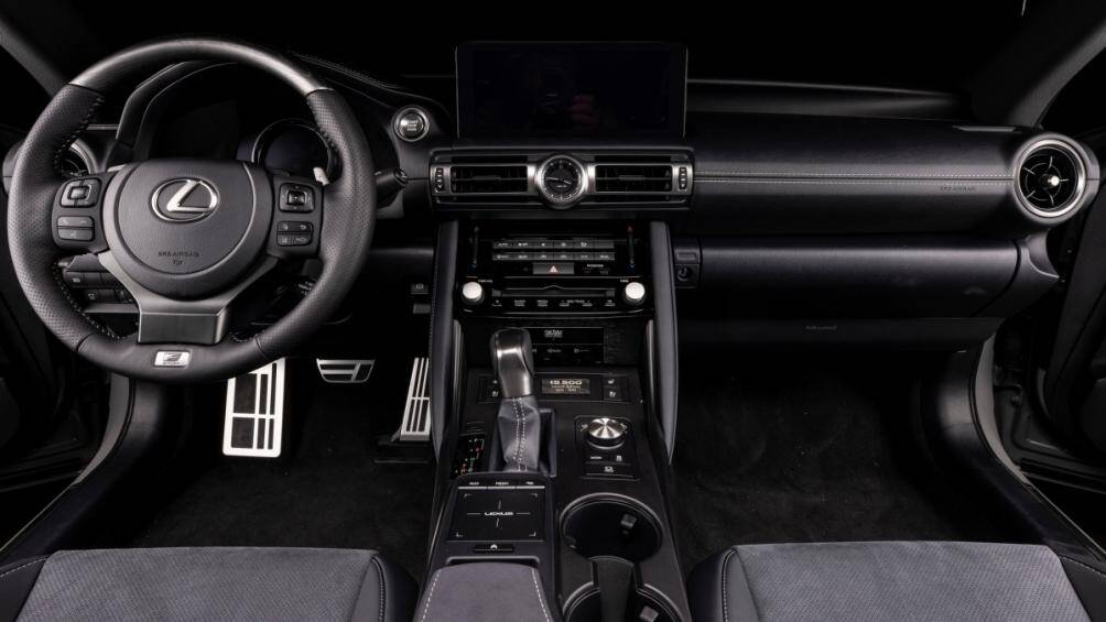 Những thay đổi lớn đến từ cabin khi mẫu xe này được trang bị bọc da Ultrasuede 2 tông màu đen xám trên ghế, cửa và bảng điều khiển trung tâm