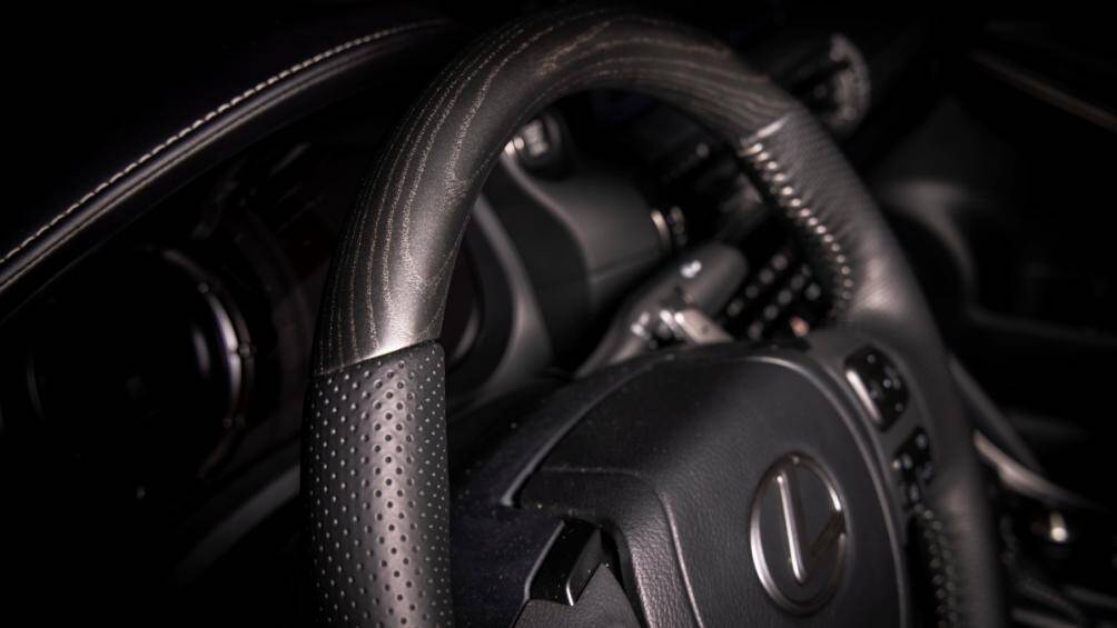 Không kém phần quan trọng là chiếc xe có một cụm vô lăng độc quyền, không thể lẫn với các thương hiệu khác