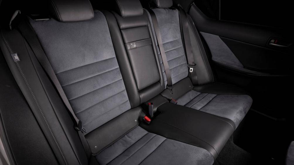 Động cơ được kết hợp với hộp số tự động 8 cấp cho phép chiếc sedan có khả năng tăng tốc từ 0-96 km/h trong 4,5 giây