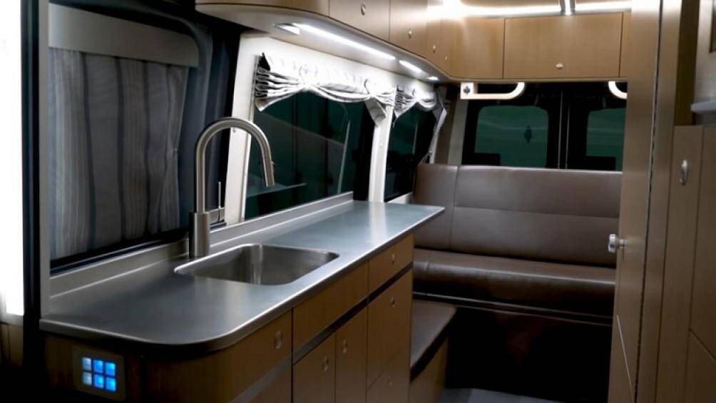 Phần kéo dài 406 mm của xe được sử dụng cho một không gian chứa đồ rộng rãi với một chiếc giường kết hợp ghế sofa