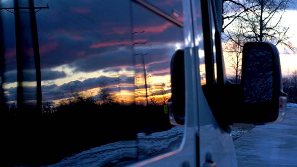 Đồng thời, người dùng có thể tìm thấy một bếp từ di động được cất trong ngăn kéo