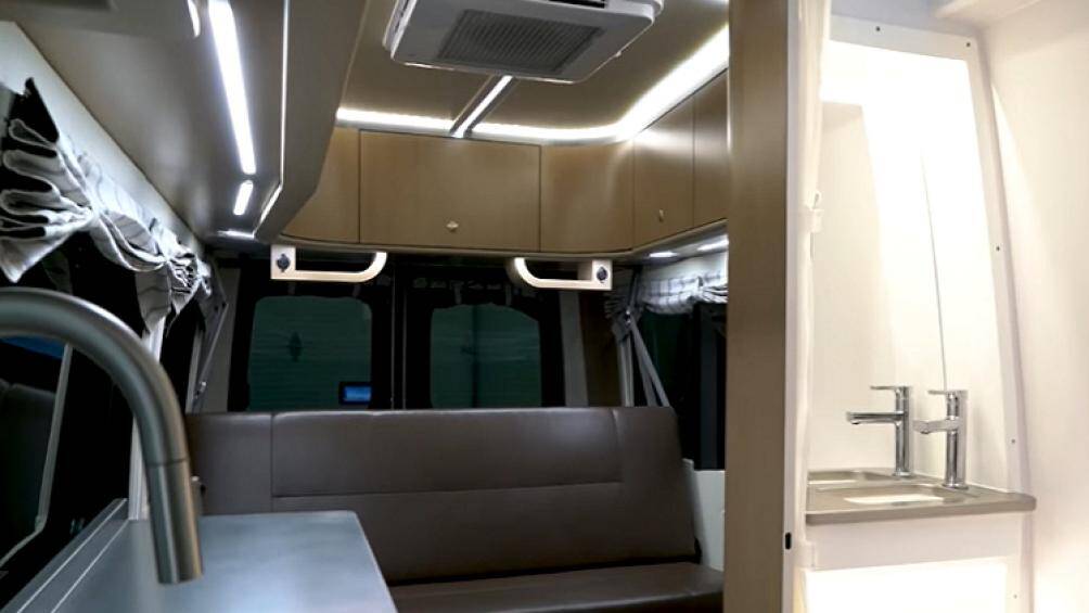 Nét thẩm mỹ đơn giản cũng hiện hữu ở khu vực bếp, nơi có mặt bàn bằng thép chống gỉ lớn với bồn rửa sâu