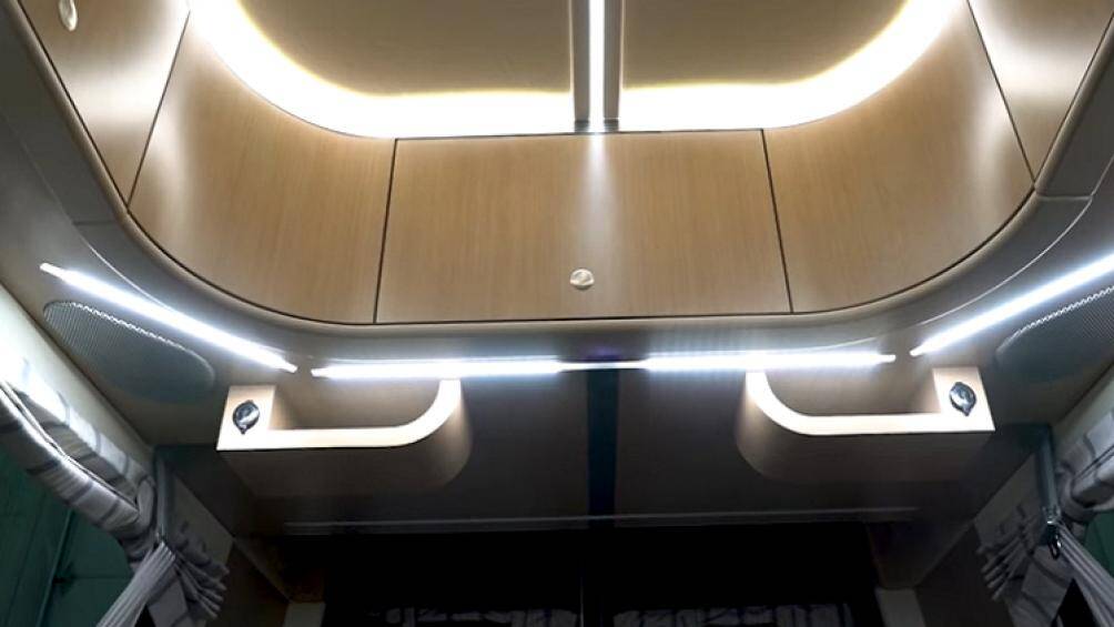 Bên trong có hàng loạt trang bị tiện ích độc đáo, như tủ lạnh, tủ đông, tủ đựng thức ăn và một tủ đựng giày đều ở dạng trượt