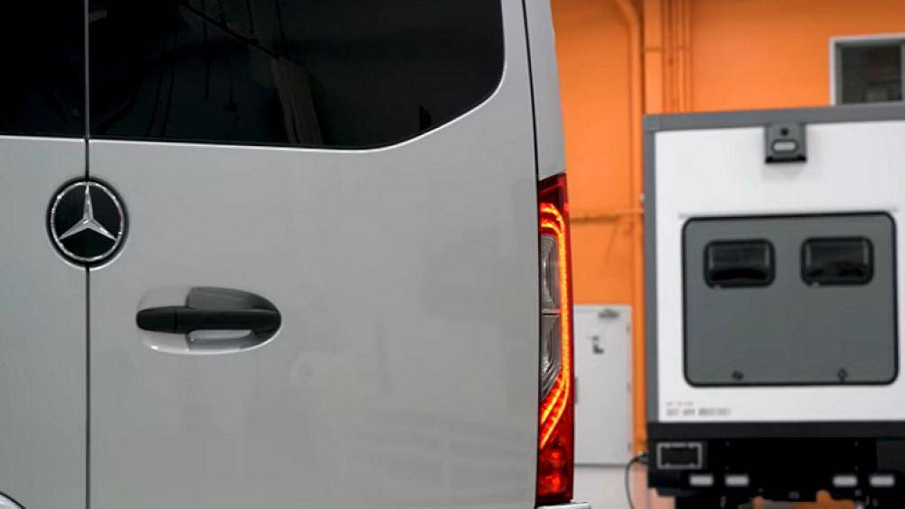 Trong phòng tắm, Advanced RV lắp đặt một tủ thuốc do chính mình sản xuất với tủ mở trên cùng và đèn chiếu sáng bên trong