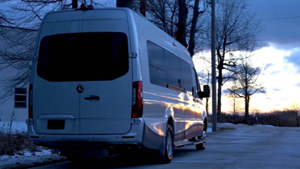 Bộ phận kết hợp giường/ghế sofa có thể trượt và cố định về phía trước thêm khoảng 1 mét, bổ sung thêm nhiều chỗ chứa hơn trong xe