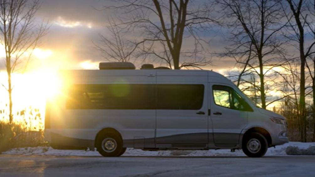 Advanced RV KISS thiết kế để mẫu xe Mercedes Sprinter nâng khoảng sáng gầm thêm 2 inch, giúp chiếc xe cao lớn hơn