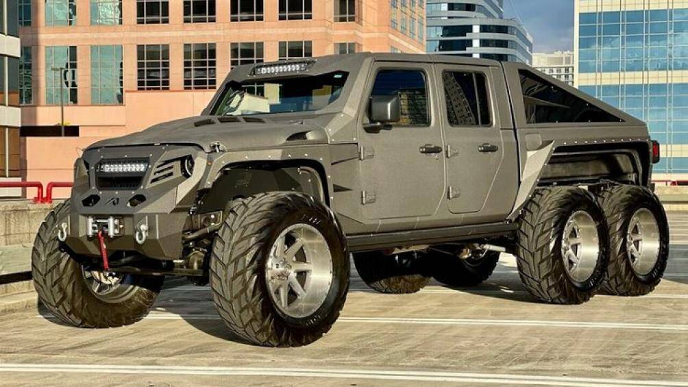 Chiếc xe địa hình Apocalypse Hellfire này được xây dựng dựa trên một chiếc Jeep và có thể di chuyển hợp pháp trên đường phố