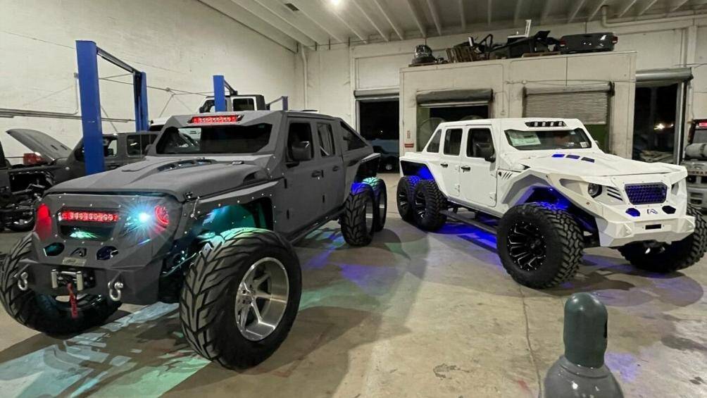 Phần đầu xe trông rất "hầm hố" nhờ có lưới tản nhiệt tùy chỉnh, thanh đèn LED đặt ngang và mui xe phồng to