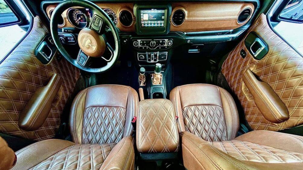 Lốp xe lớn 40 inch, bậc lên xuống có thể thu lại, cửa và mui xe đều có thể tháo rời, cabin bọc da khâu thủ công tỉ mỉ, camera lùi...