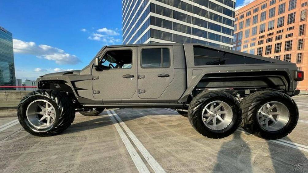 Động cơ được ghép nối với hộp số tự động 8 cấp và hệ dẫn động độc quyền có thể truyền sức mạnh đến bốn hoặc sáu bánh xe