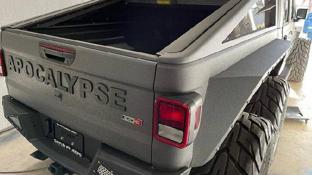 Nằm bên dưới mui xe là khối động cơ siêu nạp Hellcat V8 6.2L nâng cấp, cho ra công suất lên tới 750 mã lực