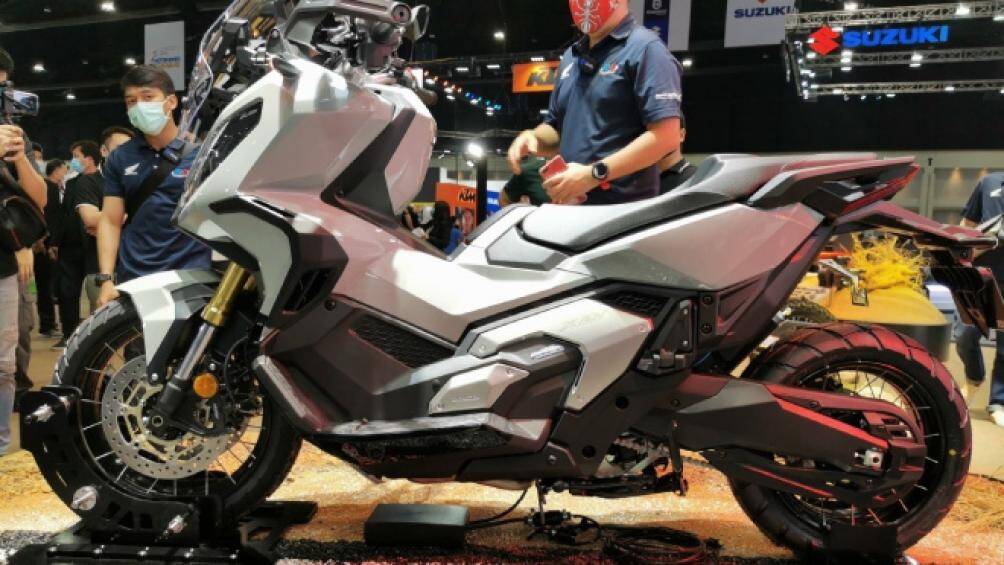 Hộc đựng đồ dưới yên xe cũng được nâng thêm dung tích. Tổng trọng lượng của xe nhẹ hơn 3 kg so với phiên bản trước