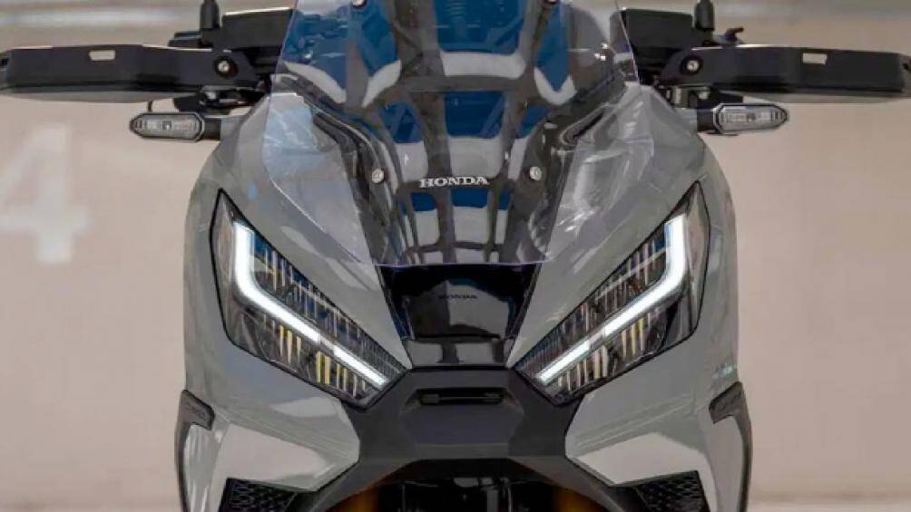 Mặt trước xe có một thiết kế mới, đèn pha LED và đèn chạy ngày DRL ấn tượng. Kính chắn gió trước có 5 cấp tùy chỉnh điện