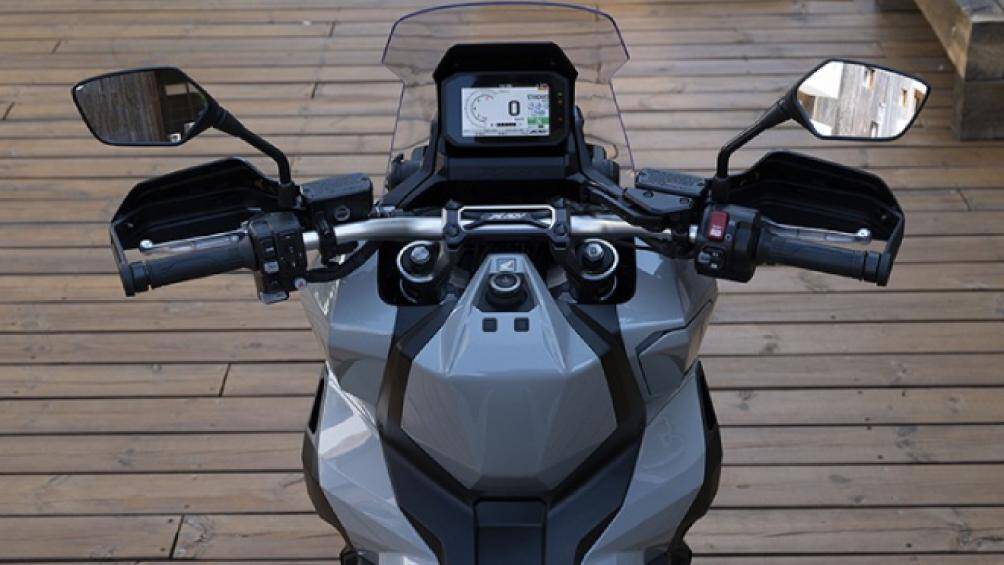 Xe trang bị loại đồng hồ màn hình màu TFT cỡ 5-inch có khả năng kết nối với hệ thống điều khiển bằng âm thanh với điện thoại